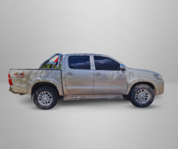 TOYOTA HILUX 4X4 SRV AT C/CUERO 2013 lleno