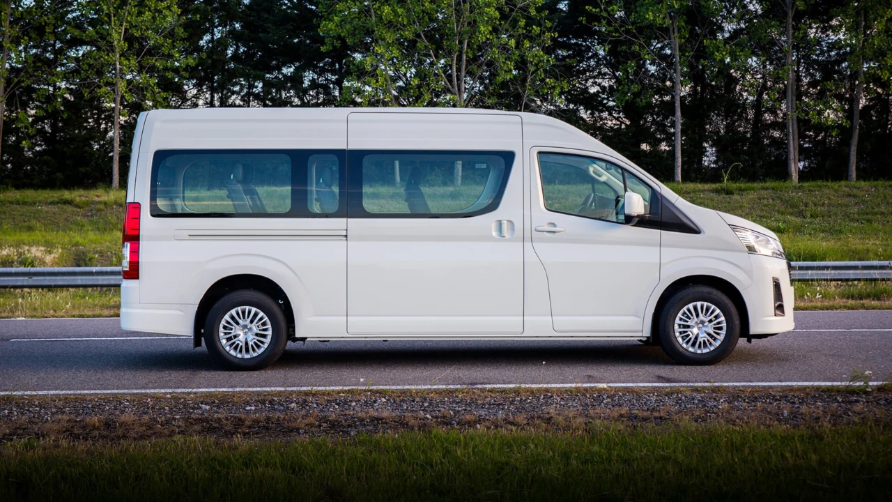 Toyota Hiace Commuter · vista exterior oficial